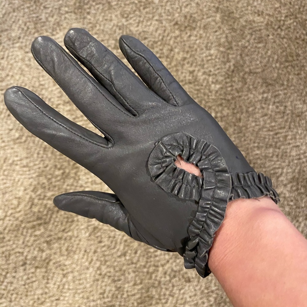 Leather gloves
